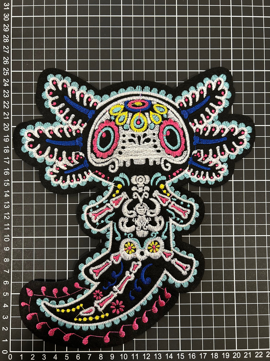 Parche Bordado Termoadhesivo Ajolote Blanco 1 PZ P97 - Peletería León