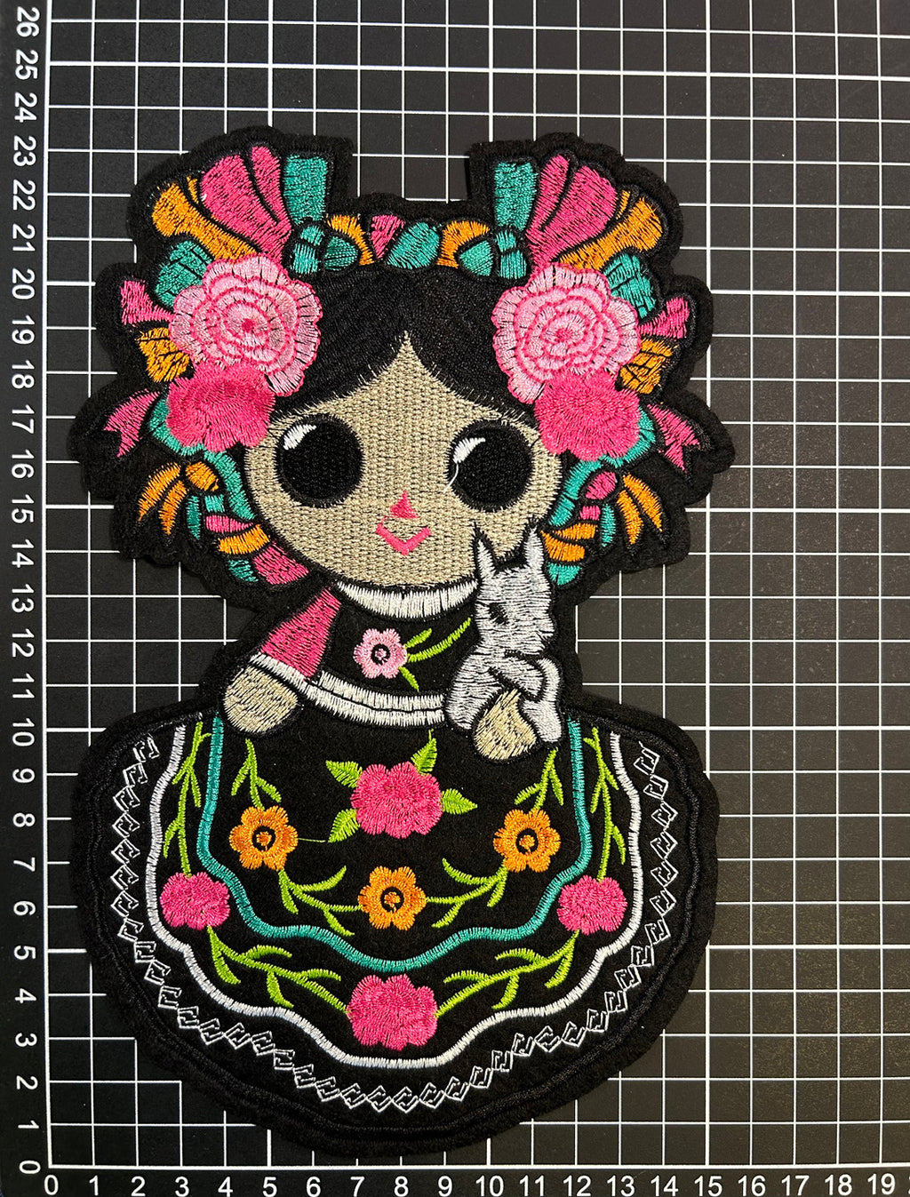 Parche Bordado Termoadhesivo para Ropa de Muñeca Lele 1 PZ Z21 - Peletería León